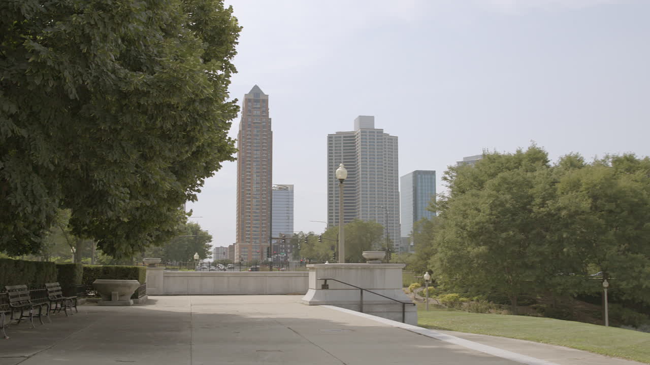 vista del centro de chicago desde el césped de hiedra con un lento tun hacia los jardines cerca del museo de campo