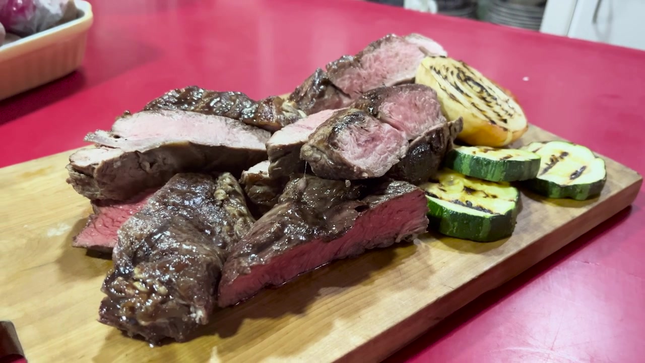 Feste Patriottiche Cile, Giorno Nazionale, Griglia, Bandiere, Carne su Tavolo Rosso.