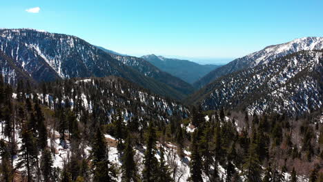 vista panorámica de las montañas nevadas de big bear en california