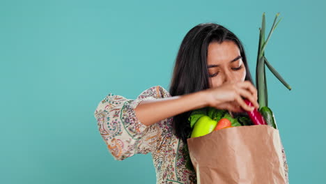 cliente con comestibles comprados para ser utilizados como ingredientes para cocinar