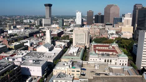 una vista aérea que muestra tomas panorámicas de edificios en nueva orleans en un día despejado