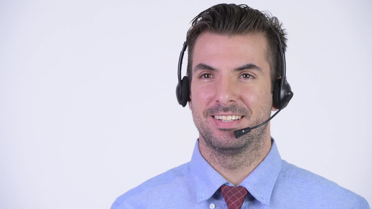 rostro de un joven empresario hispano feliz como representante del centro de llamadas