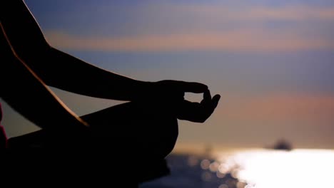 Frau-Macht-Yoga-Am-Strand