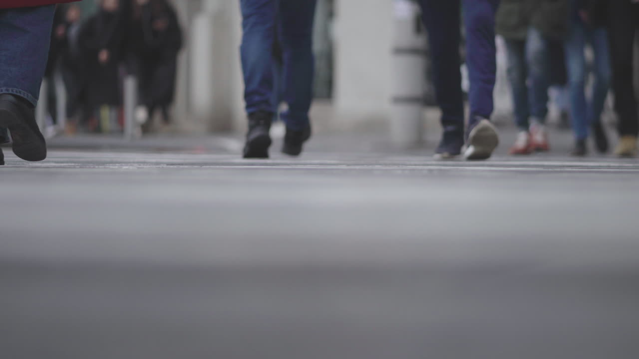 Gente che cammina per una strada cittadina