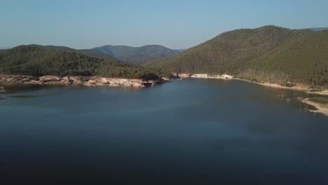 la toma de avión no tripulado del lago con el paisaje del atardecer