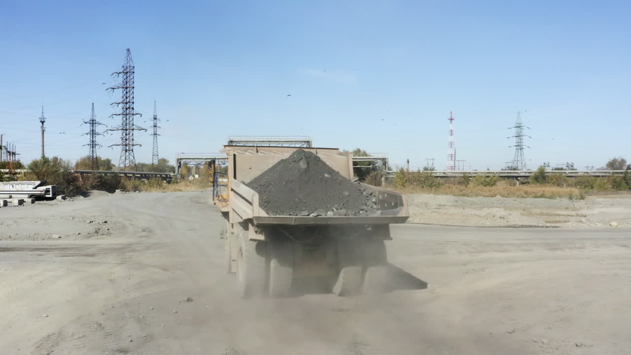 산업 현장에서 재료를 운반하는 덤프 트럭