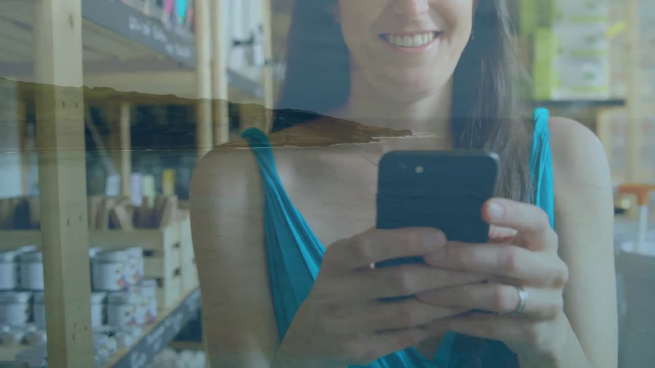 animación de una mujer caucásica usando un teléfono inteligente sobre un paisaje marino