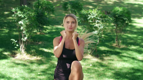 mujer de fitness corriendo en el lugar en el entrenamiento al aire libre
