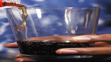 vertiendo refresco en un vaso