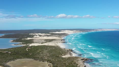 Ausgezeichnete-Luftaufnahme-Von-Wellen,-Die-Port-Lincoln-Auf-Der-Eyre-halbinsel,-Südaustralien,-Umspülen