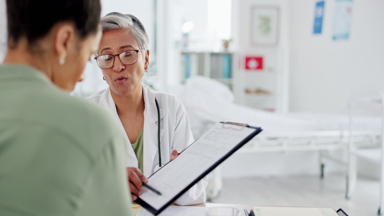 mujer madura, paciente o médico con un portapapeles