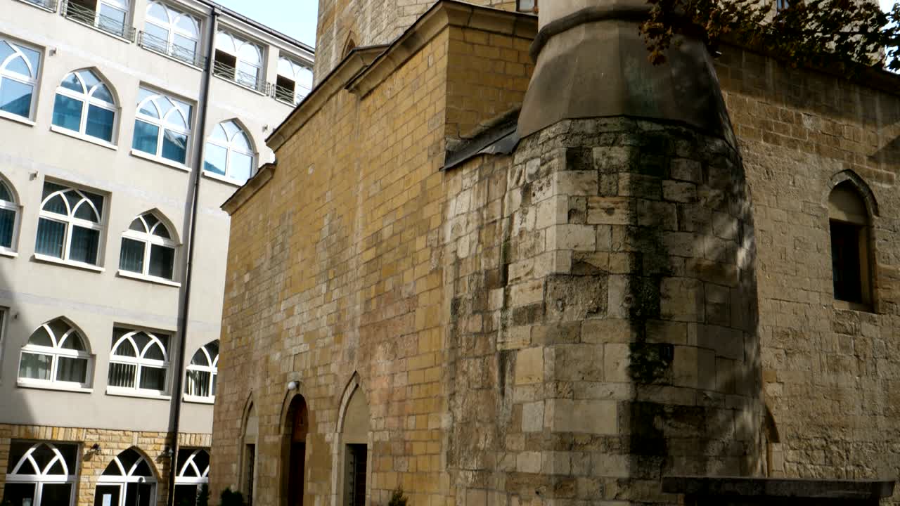 Ingresso della Moschea Bajrakli, l'unica moschea dell'era ottomana a Belgrado