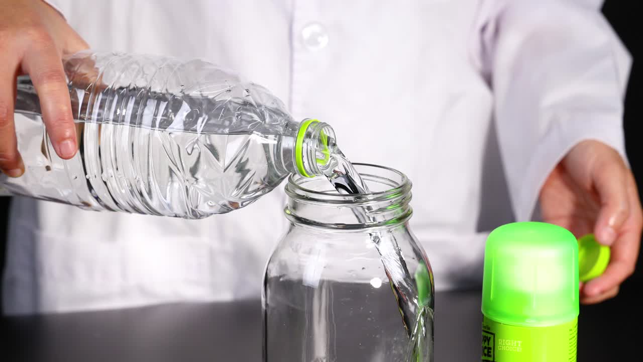 가정용 물건을 사용하여 구름 실험을 시연합니다.