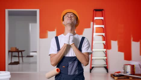 trabajador de la construcción frustrado orando