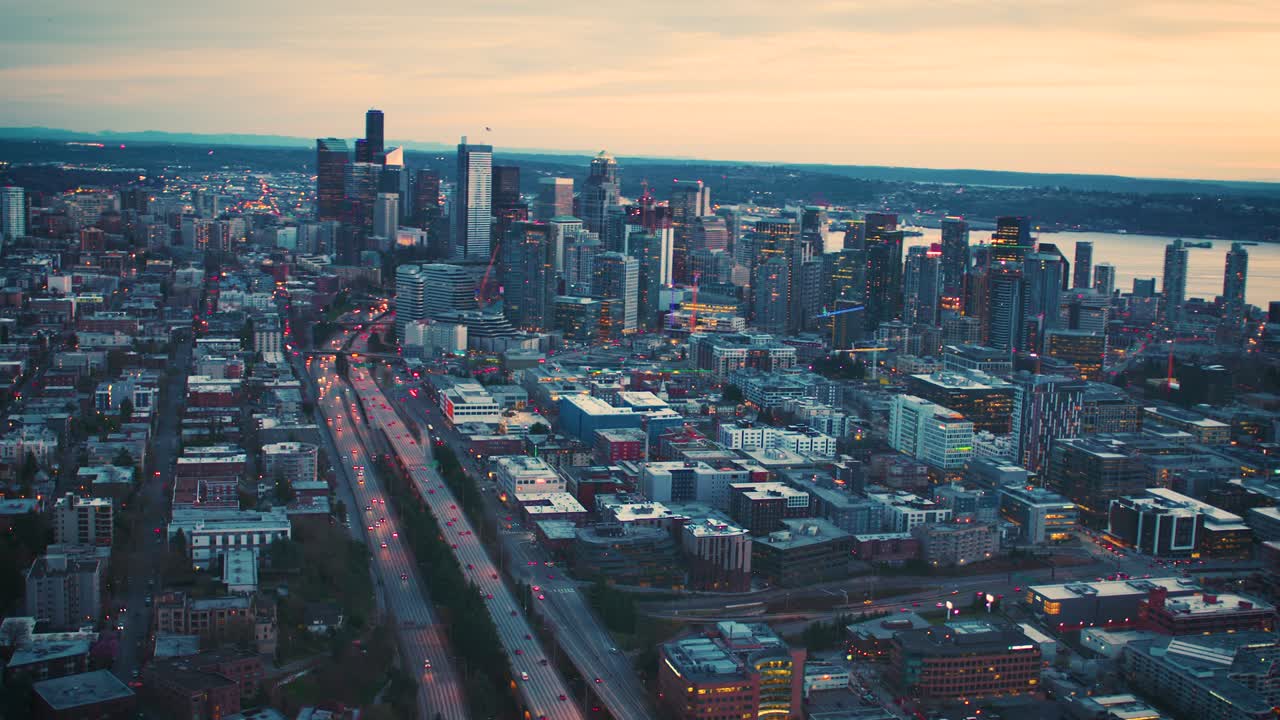 horizonte nocturno de seattle frente al mar atardecer aéreo cielo cinematográfico