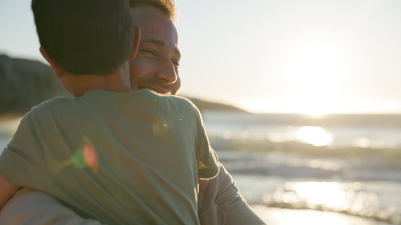 papá, niño y abrazo en la playa con la puesta de sol
