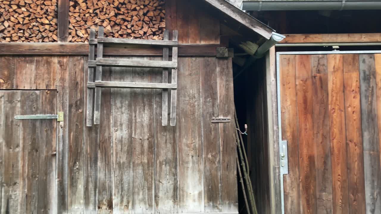 edificios de madera en un pueblo tirolés