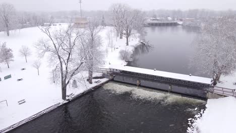 Ikonische-Brücke-Mit-Wasserstufe-An-Kalten-Wintertagen,-Drohnenansicht-Aus-Der-Luft