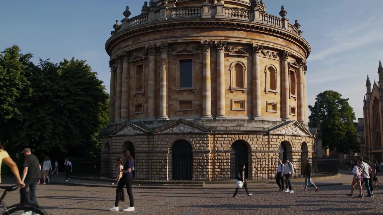 Persone che camminano e vanno in bicicletta davanti alla storica Radcliffe Camera a Oxford