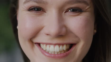 retrato de una mujer hermosa sonriendo feliz