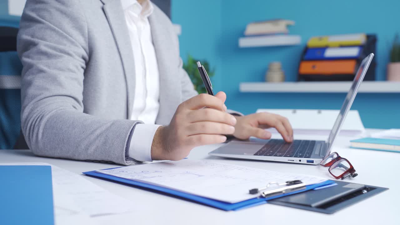 primer plano de un hombre de negocios reflexivo trabajando en la oficina.