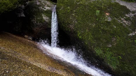 Abgeschiedener-Moosiger-Felsenwasserfall---Nahaufnahme