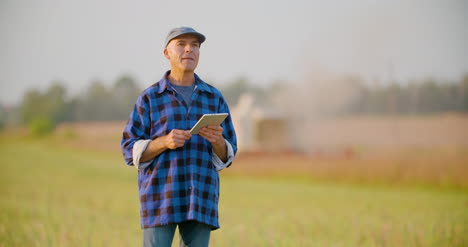 Landwirt-Mit-Digitaler-Tablet-Landwirtschaft-22