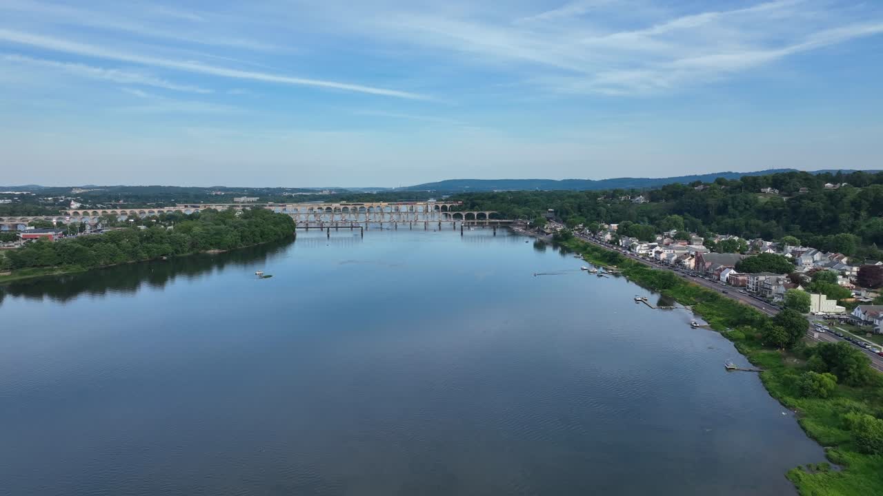 배경에 많은 다리가 있는 펜실베이니아 주 해리스버그에 있는 도시 섬의 전망