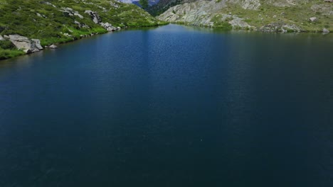 increíble agua de color azul de un pequeño lago de montaña en valmalenco, en el norte de italia