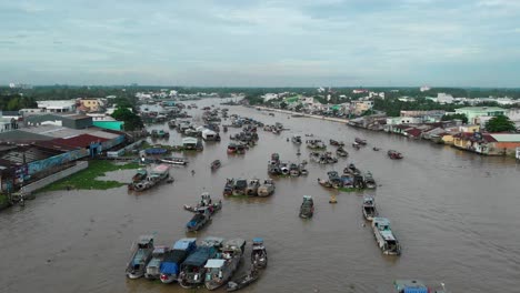 Vista-Aérea-Temprano-En-La-Mañana-De-Cai-Rang-Can-Tho-Mercado-Flotante,-Vendedores-De-Botes-Y-Comercio-En-El-Concurrido-Mercado-Tradicional