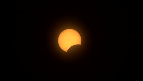 Fase-Inicial-De-Un-Eclipse-Solar-Total-Con-La-Luna-Oscureciendo-Parcialmente-El-Sol.