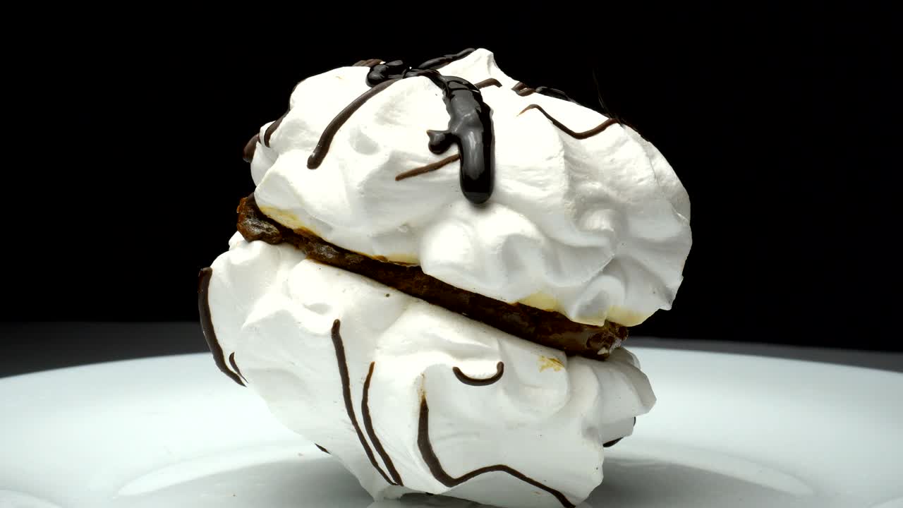 un malvavisco está derramando cacao derretido caliente.