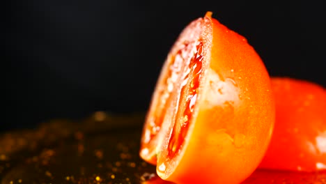 tomate rojo orgánico sobre fondo negro