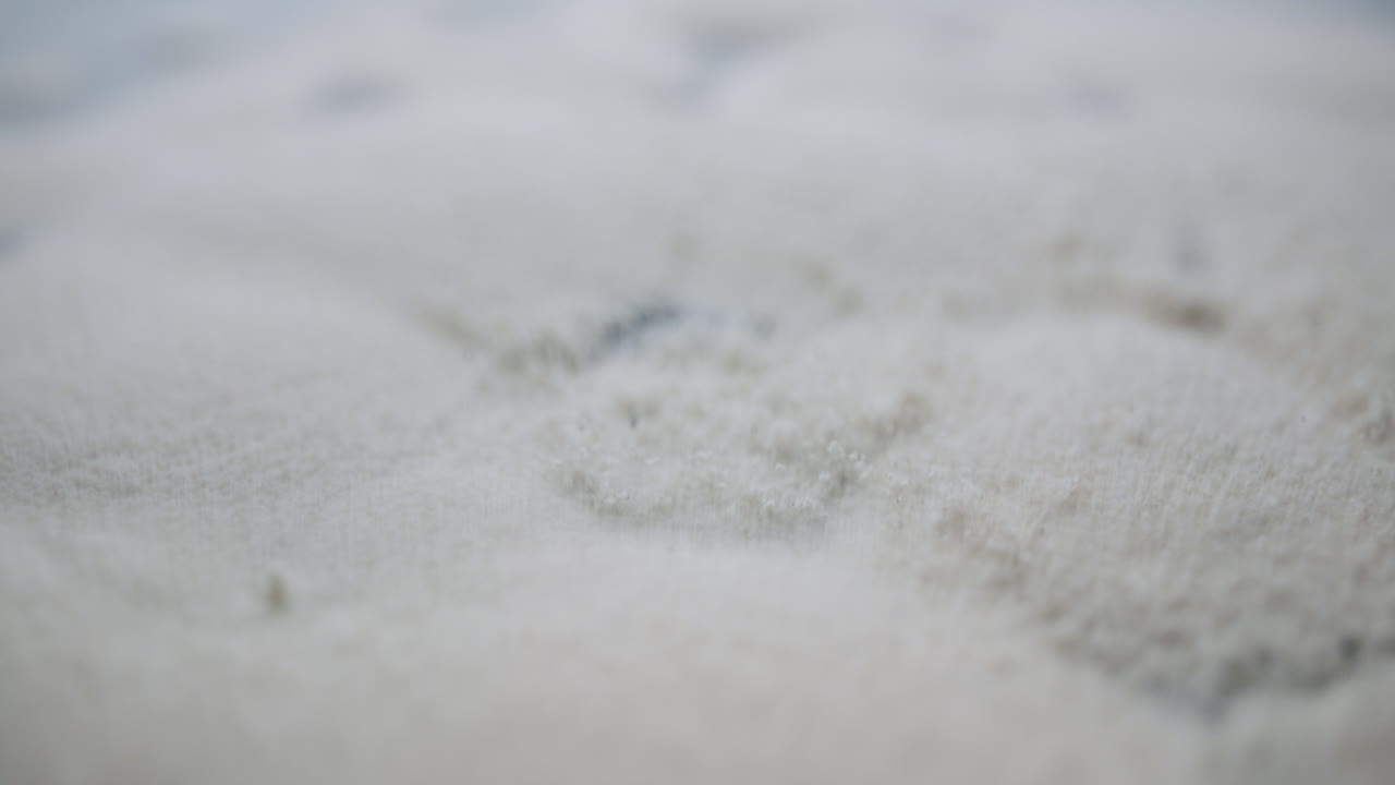 진동 사이매틱 플레이트에서 움직이는 작은 모래 구조물의 매크로 화이트 샷