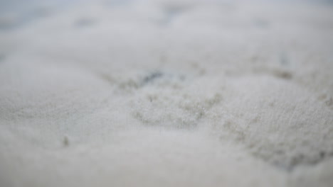 toma en blanco macro de pequeñas estructuras de arena que se mueven sobre una placa cimática vibrante