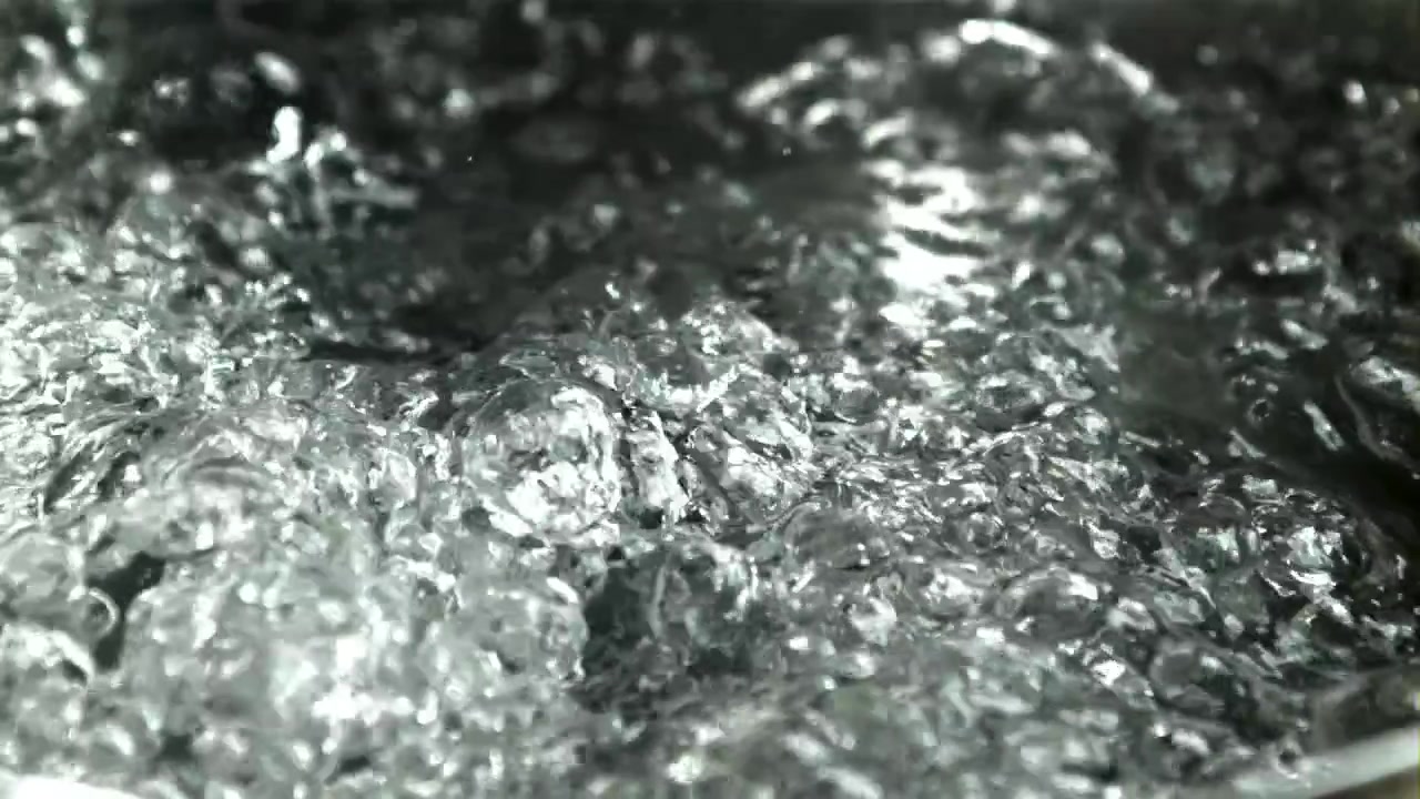 Primo piano di acqua limpida che bolle e ribolle vigorosamente