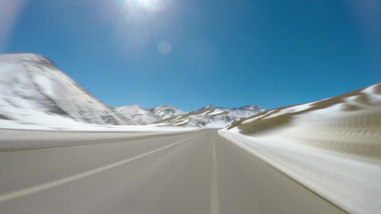 산악 겨울 도로에서 운전하는 pov 카메라 모션 블루