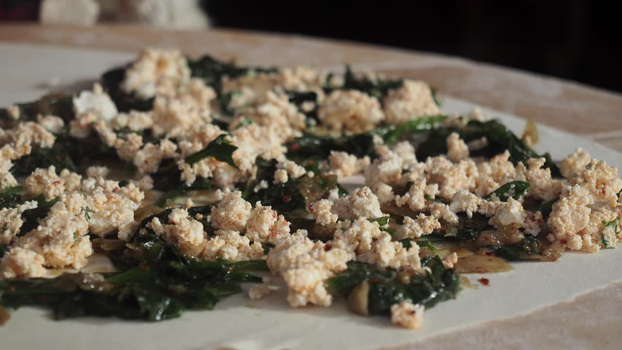 Preparazione di sfoglie con spinaci e formaggio