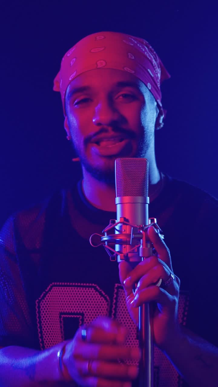 hombre cantando en un micrófono