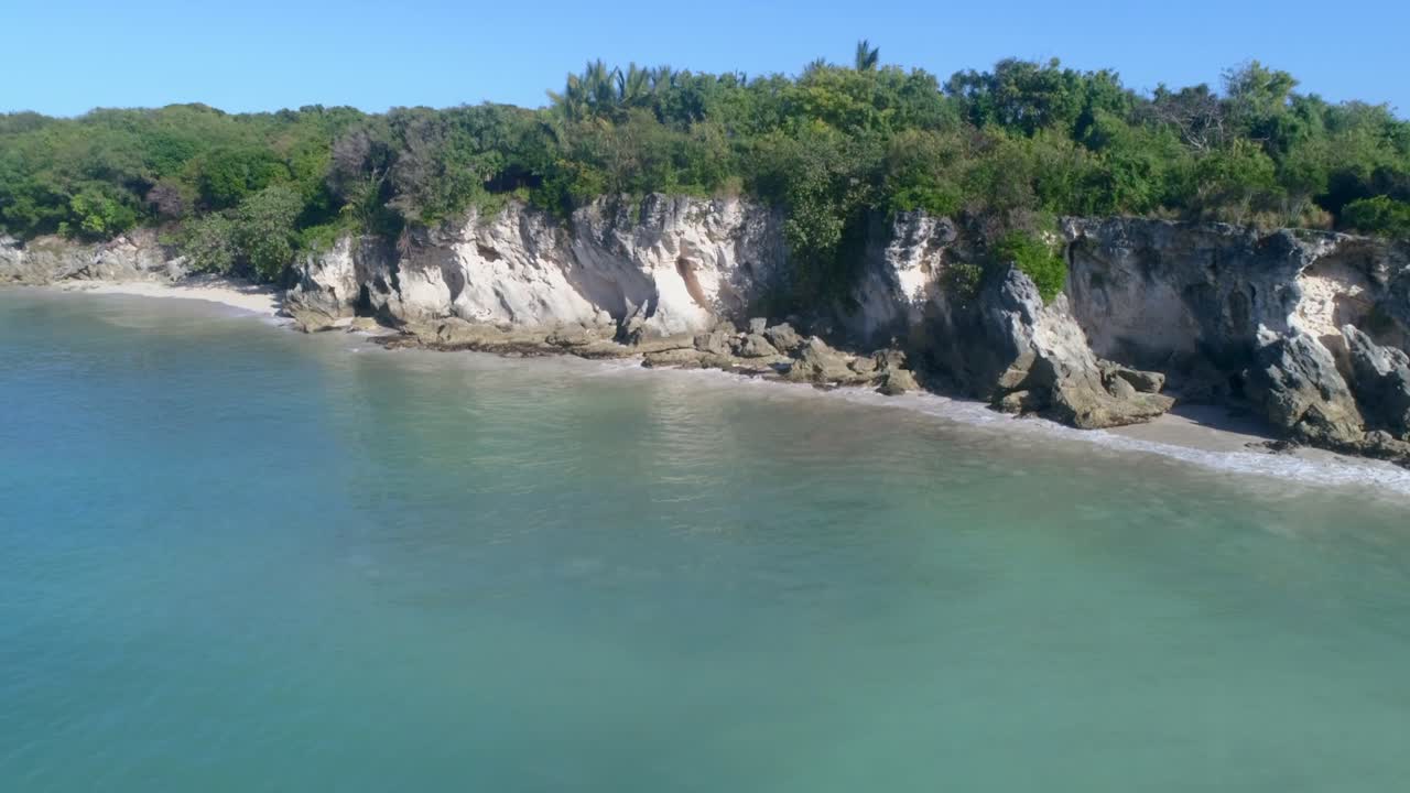 Mare mosso moderato a Macao, Repubblica Dominicana, vista della vegetazione, tempo piacevole, ripresa con drone