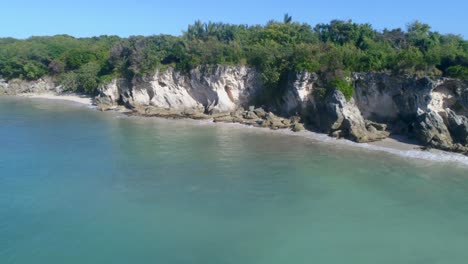 Mäßiger-Wellengang-In-Macao,-Dominikanische-Republik,-Blick-Auf-Die-Vegetation,-Angenehmes-Wetter,-Aufnahme-Mit-Drohne