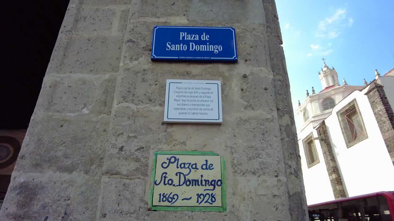 mire más de cerca la placa de la plaza de santo domingo y maravíllese con su belleza