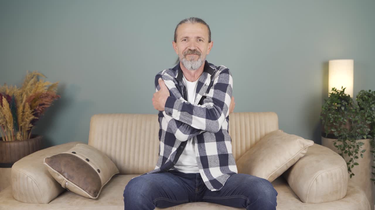 남자는 카메라를 안아 ⁇ 습니다.