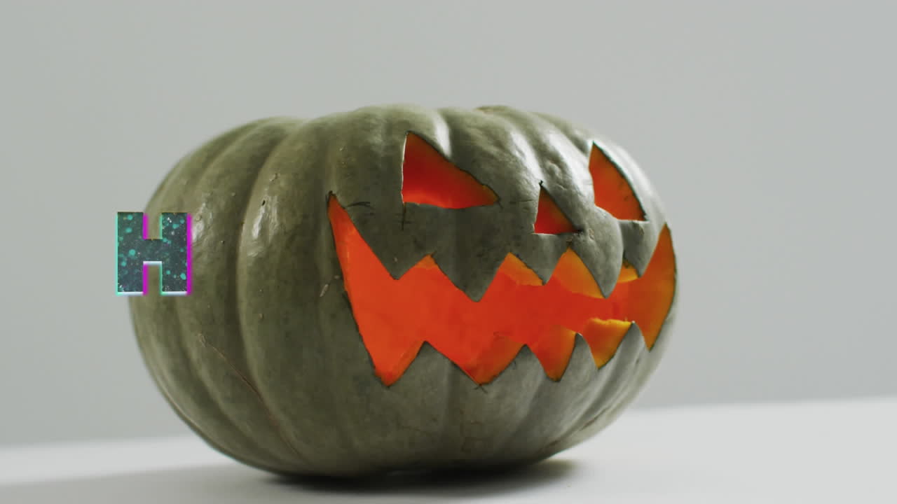 animación del texto de halloween sobre una calabaza tallada sobre un fondo gris