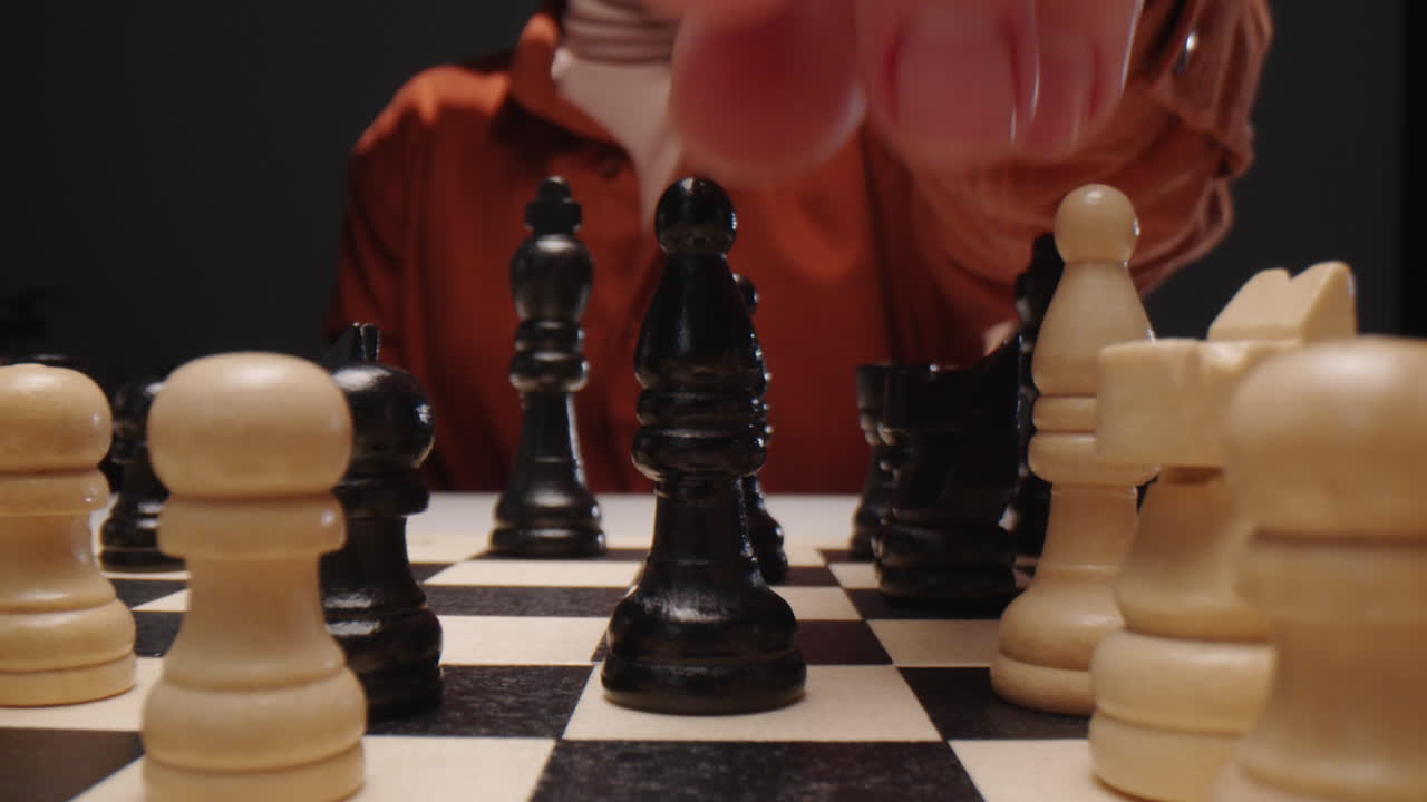 persona jugando al ajedrez