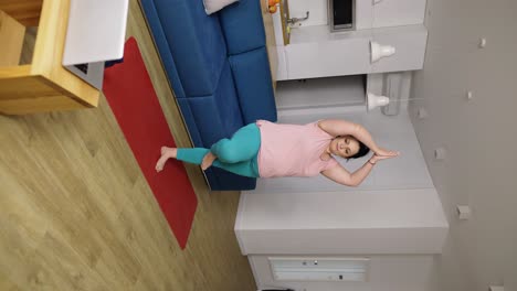 mujer realizando asanas de yoga en casa con un tutor en línea en una computadora portátil