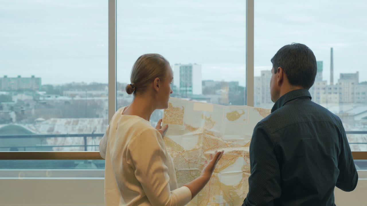 empresarios discutiendo el plan de desarrollo de la zona