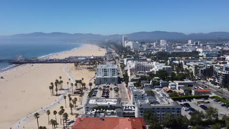 Drone-Disparó-A-La-Ciudad-Y-La-Playa-De-Santa-Mónica-En-Un-Hermoso-Día-Soleado-De-Verano