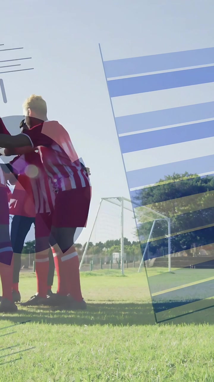Video verticale: Giocatori di calcio che formano un cerchio preparandosi per il calcio d'inizio, con un overlay che copre la parte destra del campo.