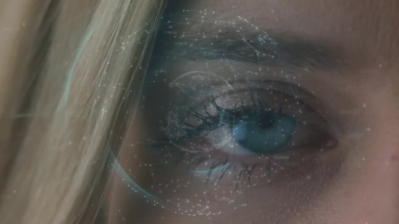 вращающаяся глобальная сеть и данные над голубым глазом на заднем плане